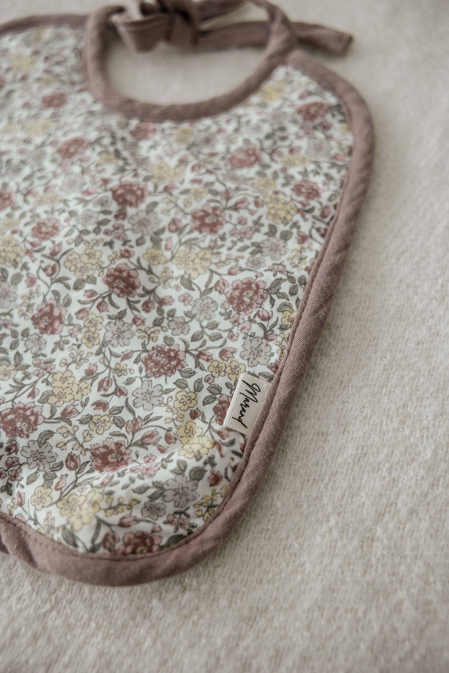 Babero Ginevra ribete rosa