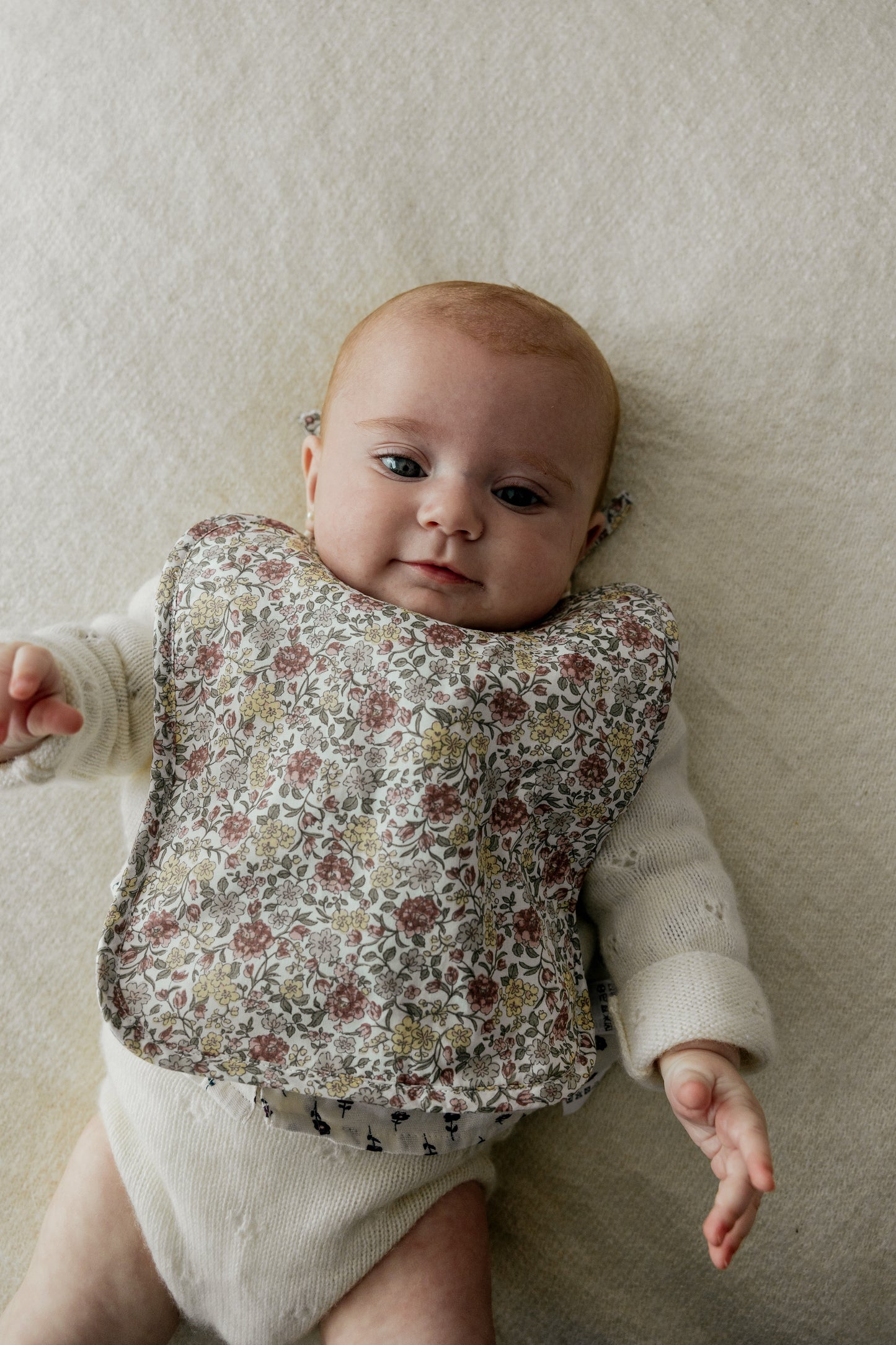 Babero Ginevra ribete rosa